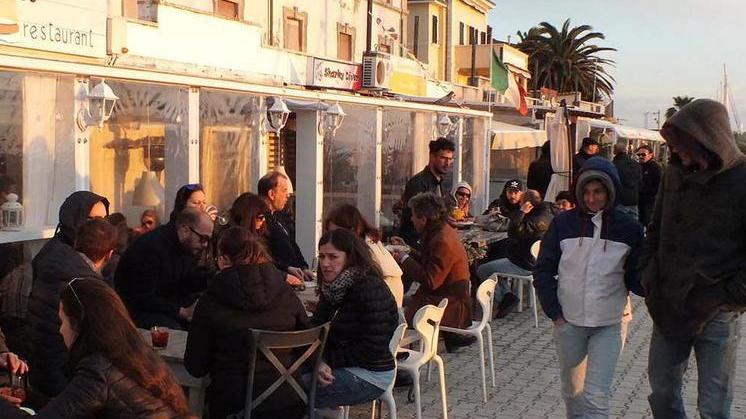 Tanti i turisti a sfidare le nuvole