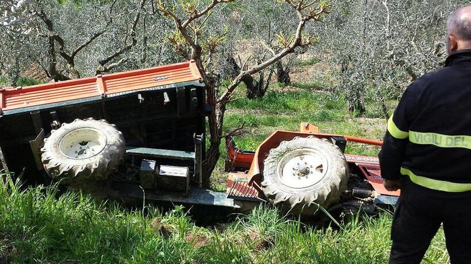 Muore sbalzato dal trattore