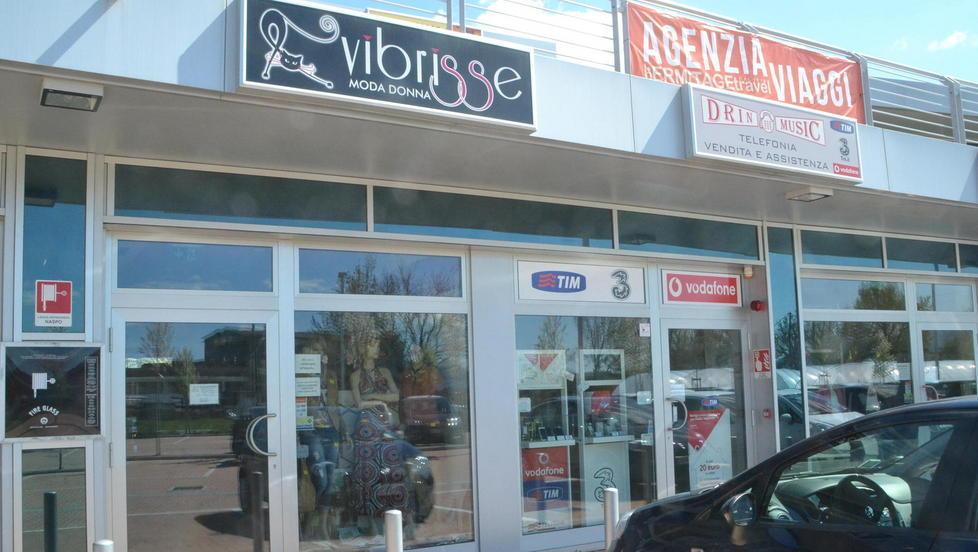 Svaligiati di notte due negozi del centro commerciale Airone 