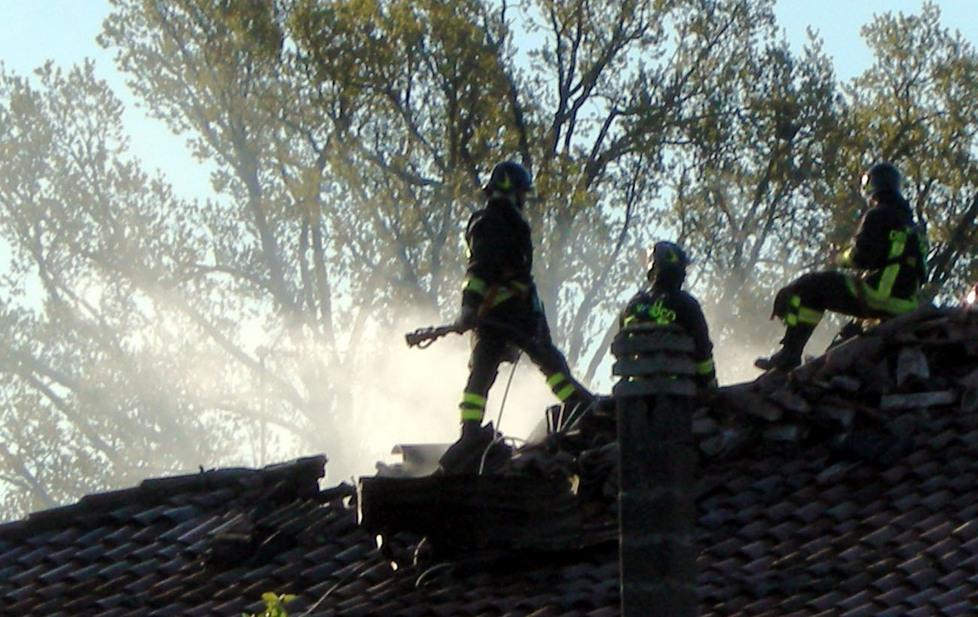 Anziana va a dormire mentre il tetto brucia È illesa per miracolo 