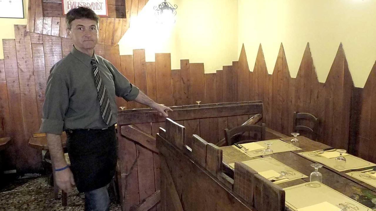 Il ristoratore Valerio Ciacchini indica il tavolo dove ha cenato Enrico Letta prima di essere offeso