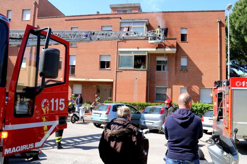 L'autoscala dei pompieri in via Don Albertario (Marzi)