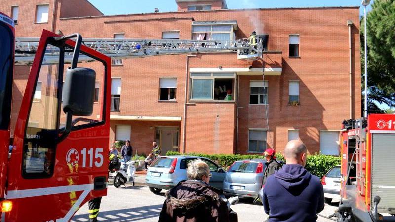 L'autoscala dei pompieri in via Don Albertario (Marzi)
