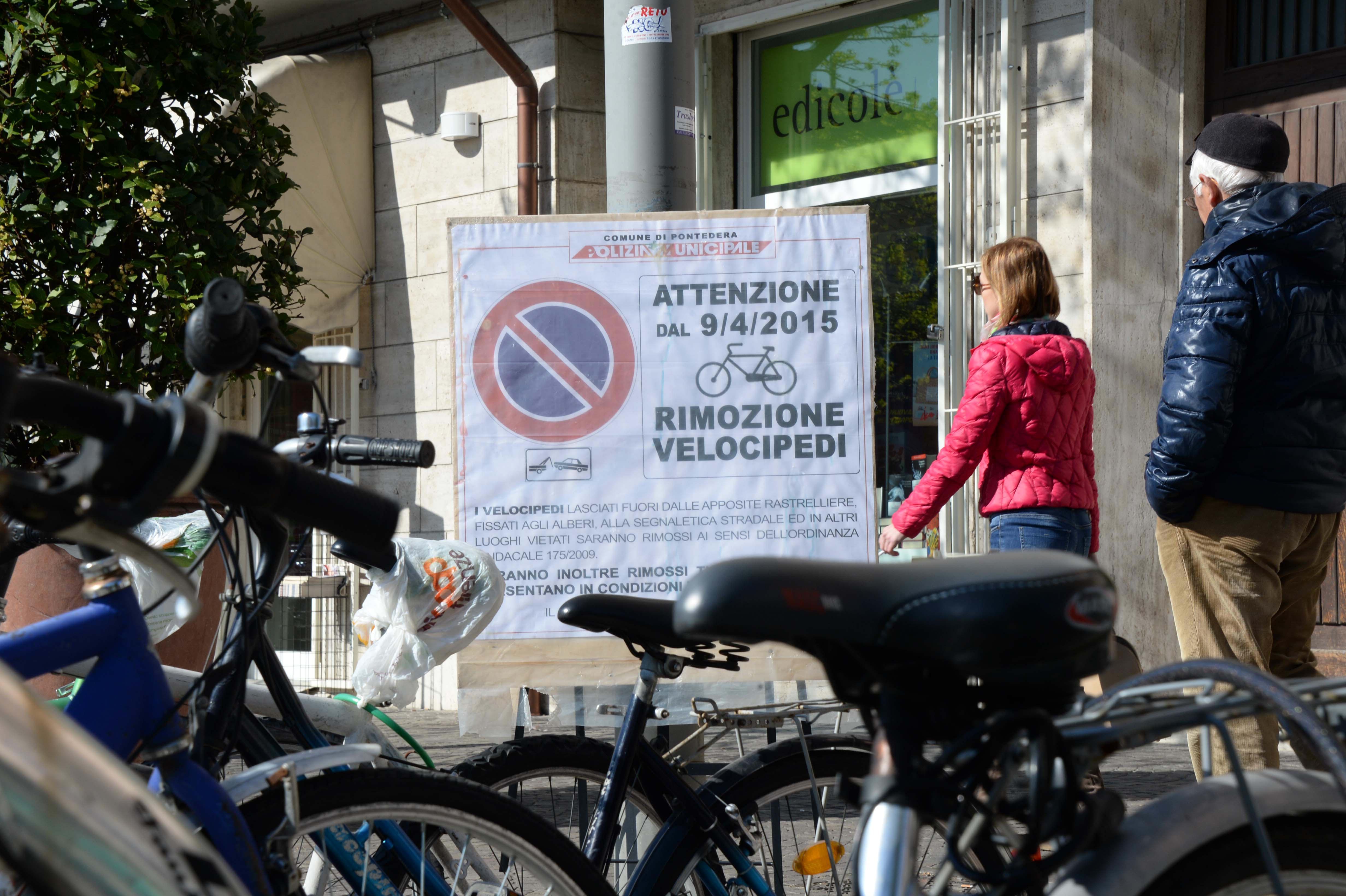 I cartelli che annunciano la rimozione delle biciclette abbandonate (foto Silvi)