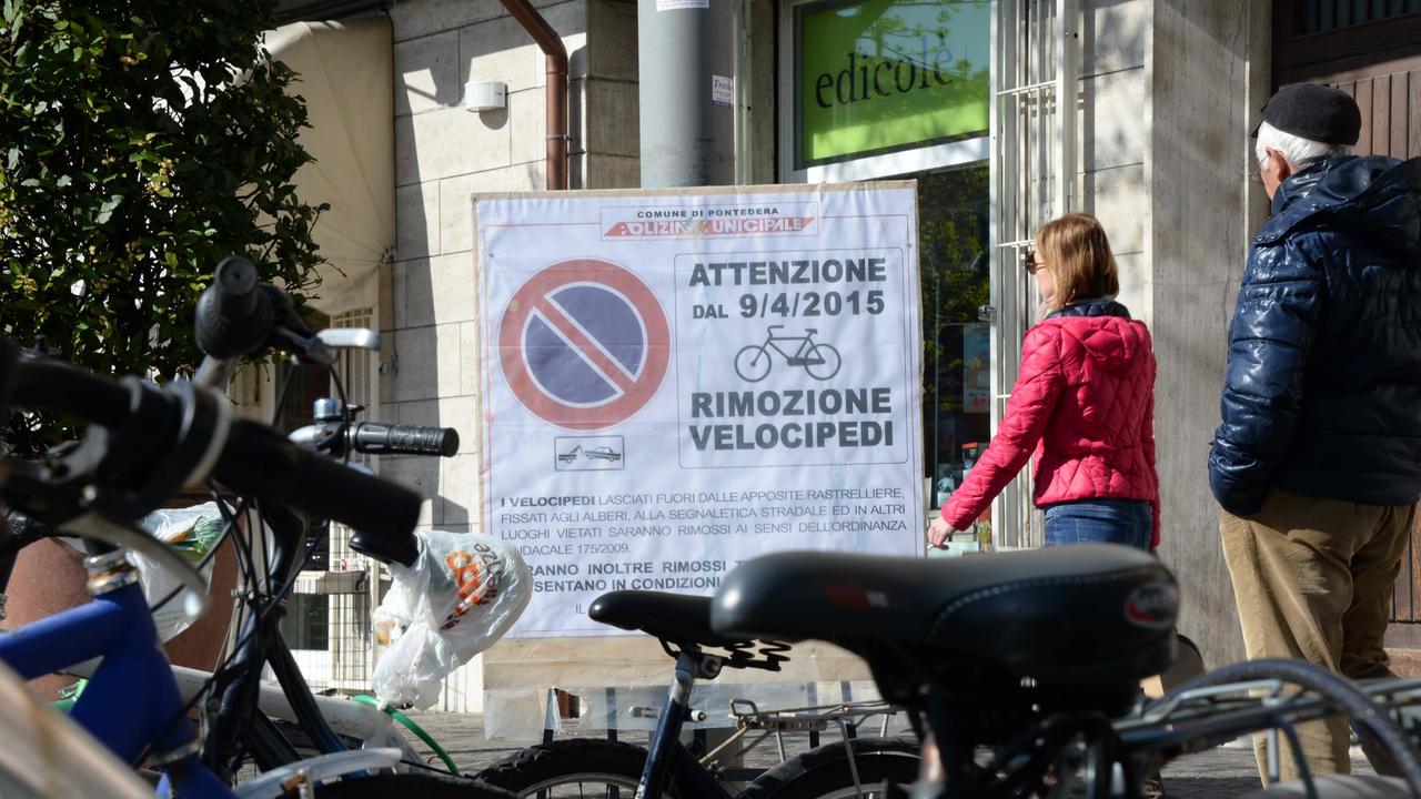 I cartelli che annunciano la rimozione delle biciclette abbandonate (foto Silvi)