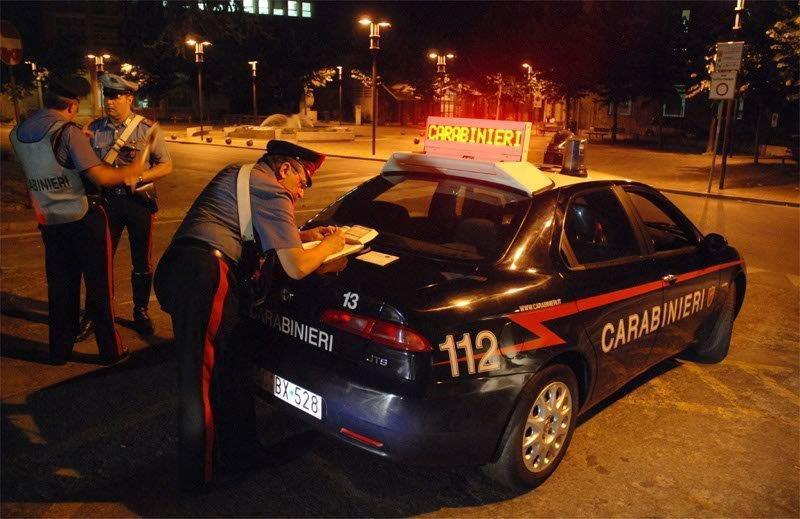 Carabiniri durante controlli notturni (foto d'archivio)