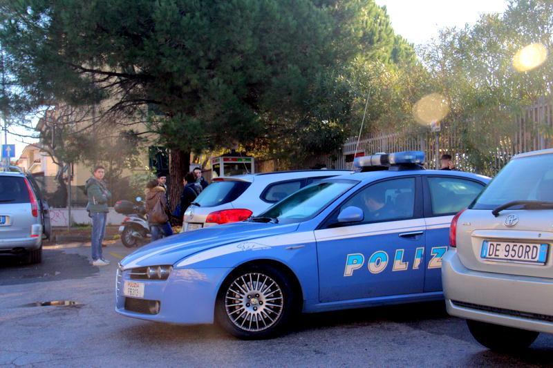 La polizia davanti alla motorizzazione dopo il furto del dicembre scorso