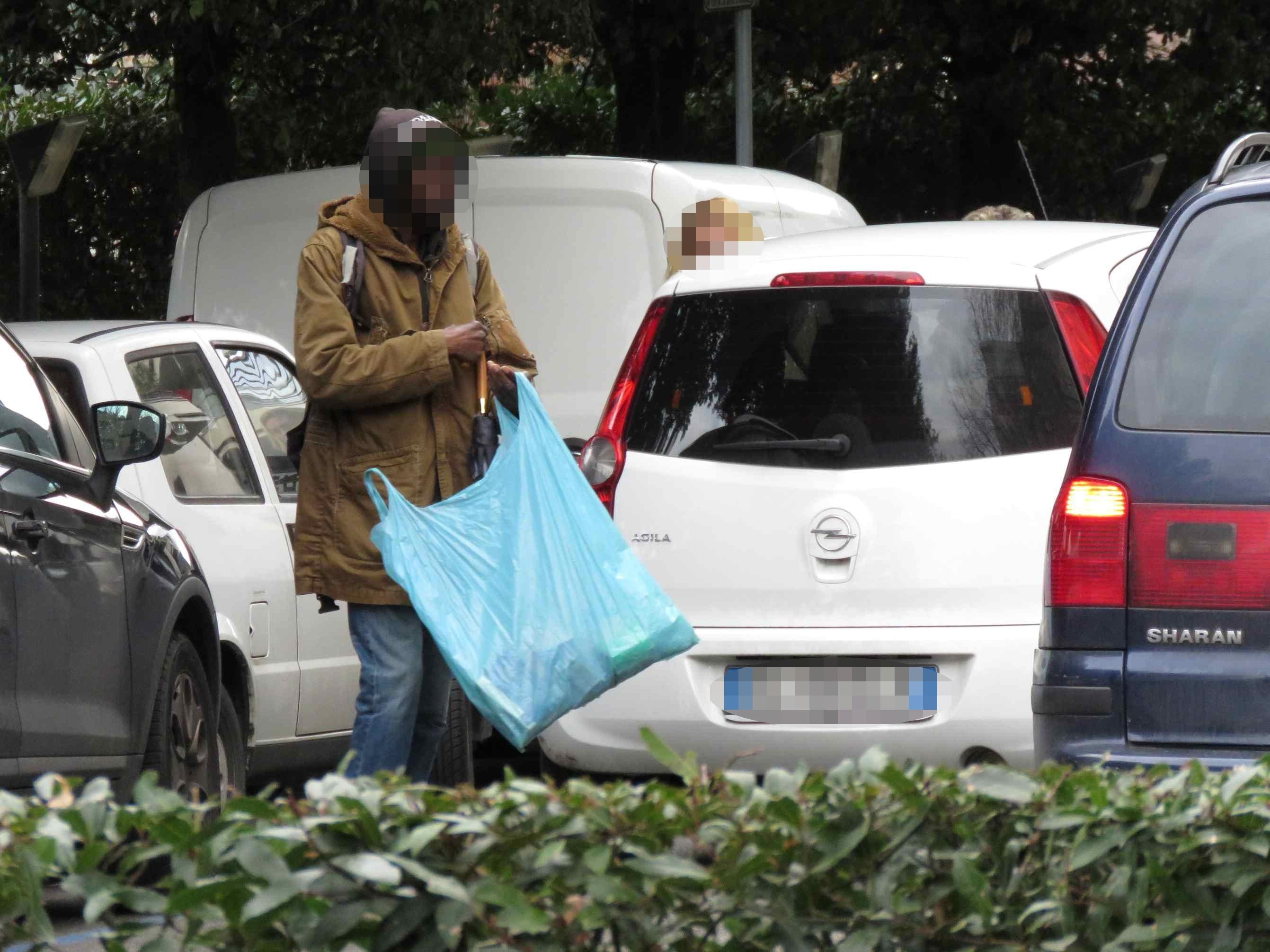 Venditori abusivi tra le auto (foto d'archivio)