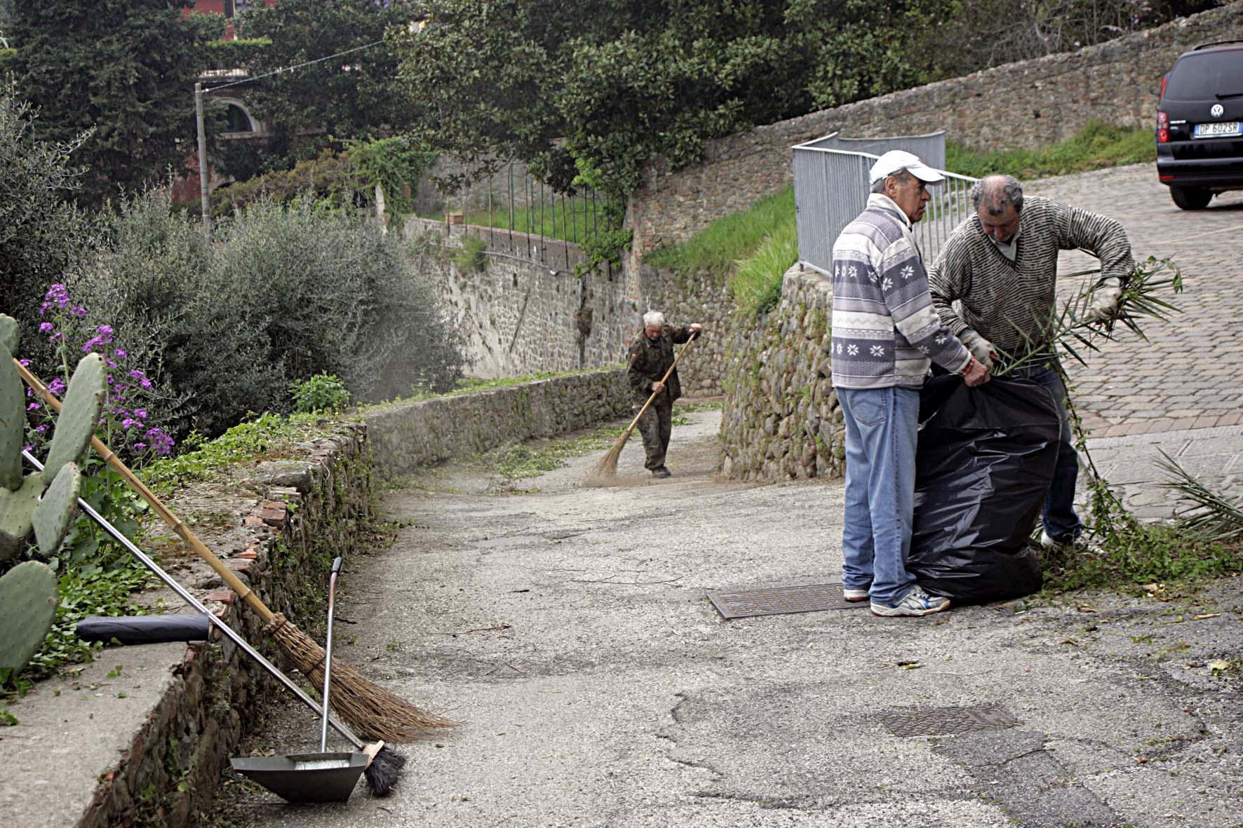 I paesani ripuliscono l'antico borgo