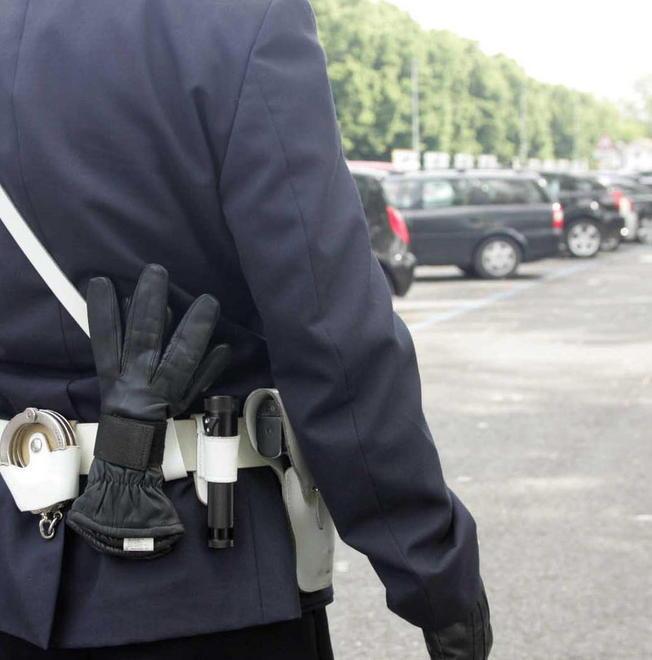 Prese a botte un abusivo: vigile sospeso dal servizio 