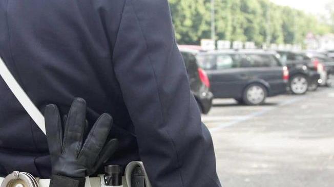Prese a botte un abusivo: vigile sospeso dal servizio