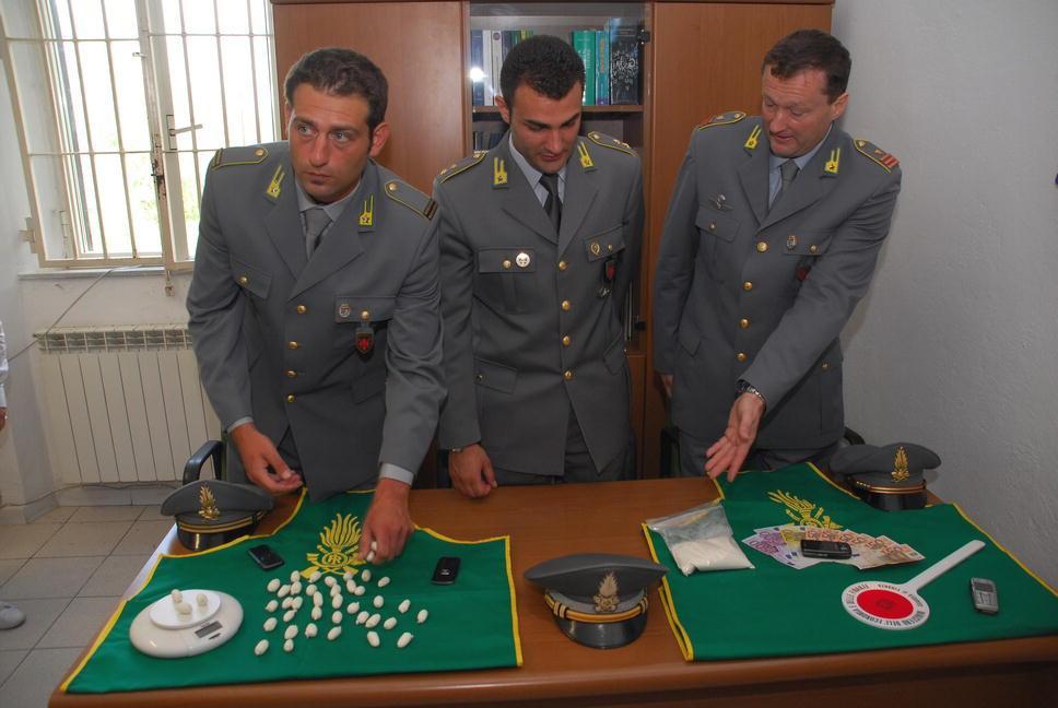 La guardia di finanza durante la conferenza stampa dell'operazione Revenge