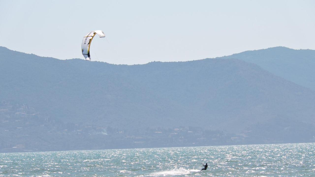 Il kiter alla foce dell'Albegna (foto Enzo Russo)