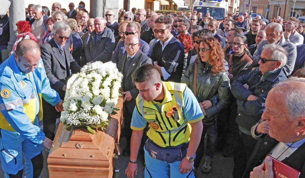 Un momento dei funerali di Barbara Bracali a Casalguidi (Foto Gori)