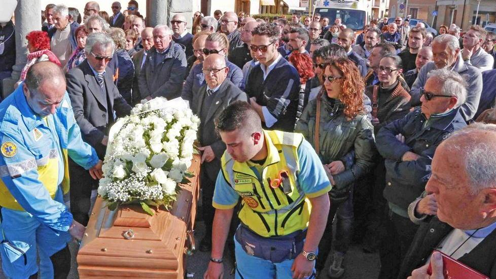 Un momento dei funerali di Barbara Bracali a Casalguidi (Foto Gori)