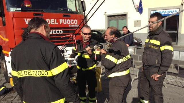 Bimbo di tre anni si chiude in casa, devono intervenire i vigili del fuoco