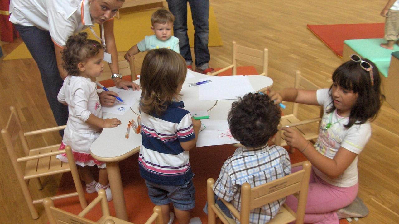Bambini al nido (foto d'archivio)