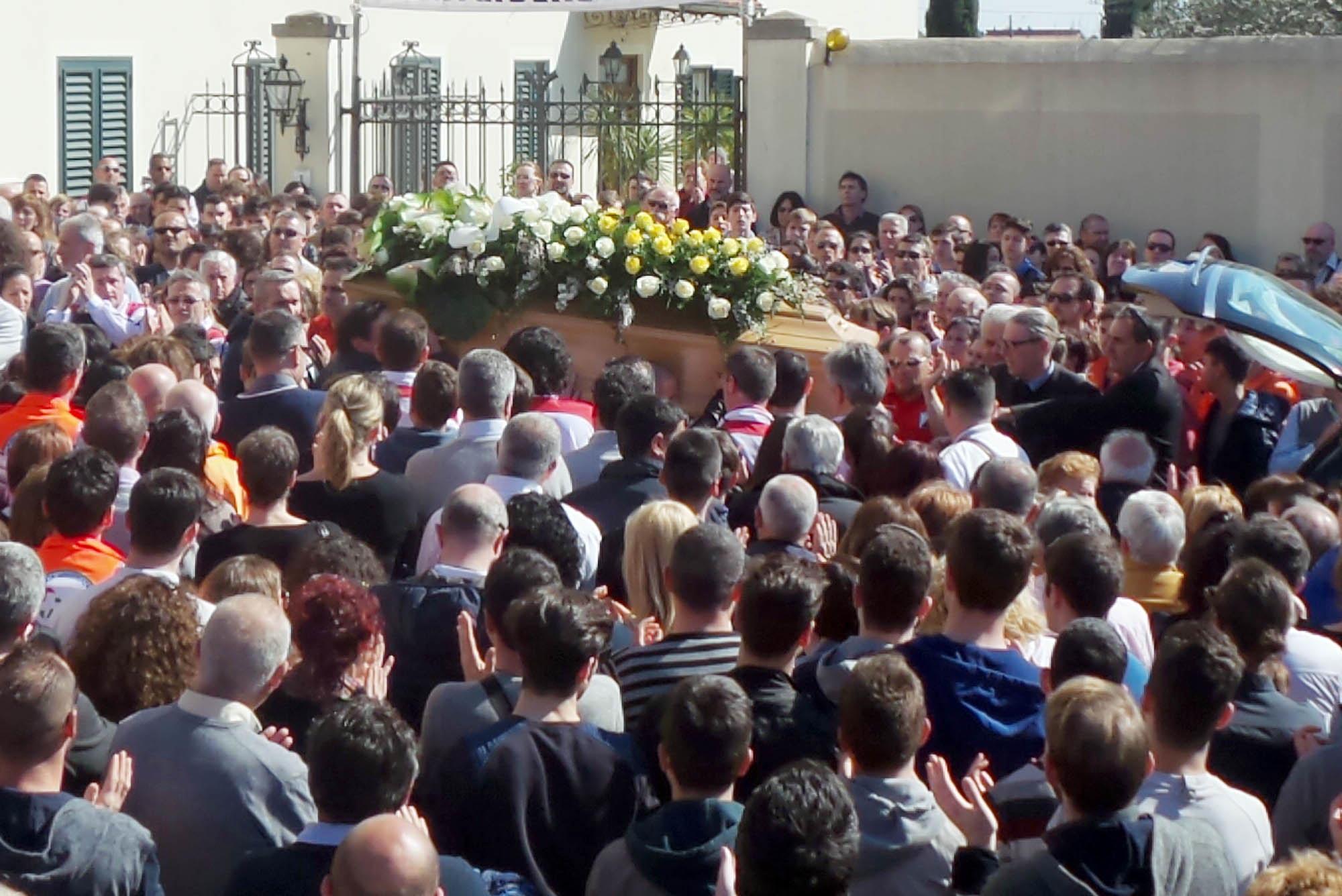 La folla all'esterno della chiesa di Santa Maria in Selva di Buggiano saluta la salma di Simone Panichi (Foto Nucci)