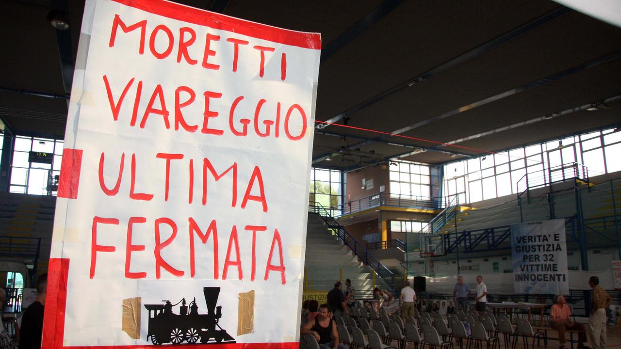 Uno striscione contro Mauro Moretti durante una manifestazione in ricordo della strage di Viareggio