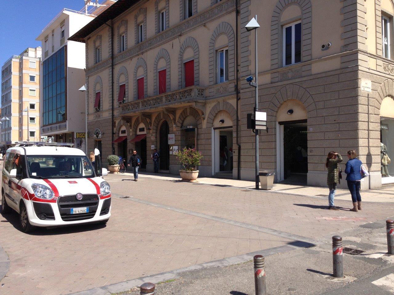 Il varco d’ingresso nella Ztl di Cecina centro presidiato da una pattuglia della polizia municipale
