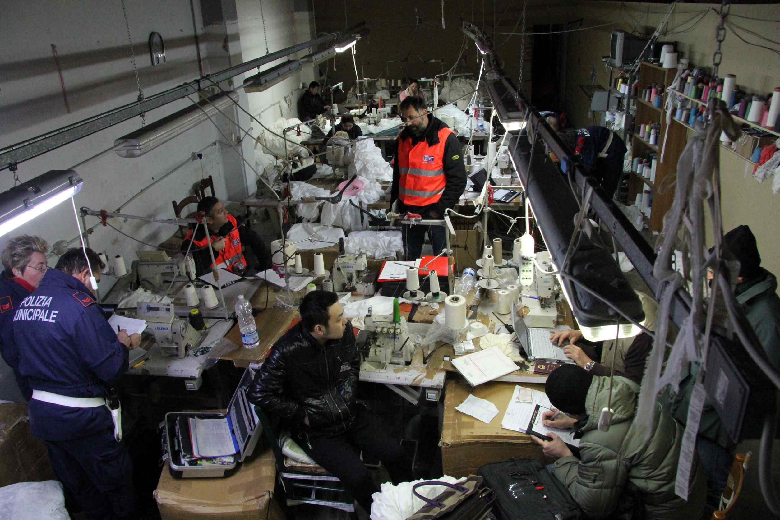 Controlli interforze in un'azienda cinese (foto Batavia)