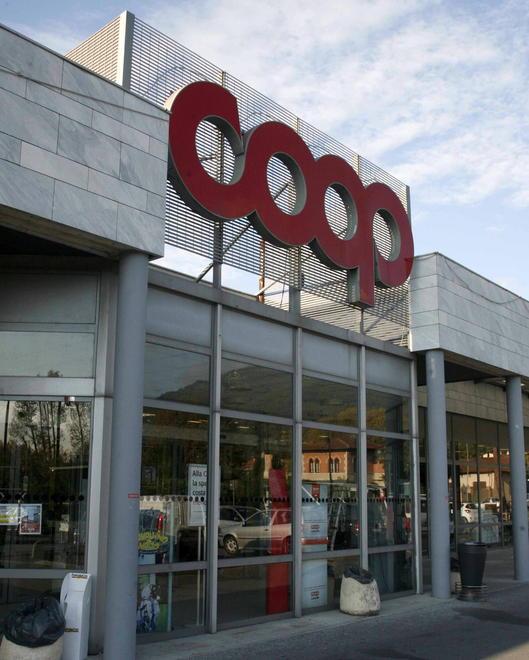 Critiche per i negozi chiusi a Pasqua, proteste alla Coop