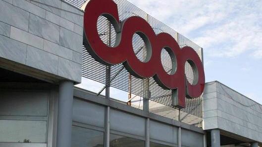 Critiche per i negozi chiusi a Pasqua, proteste alla Coop