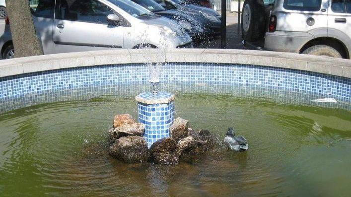 Vandali danneggiano la fontana