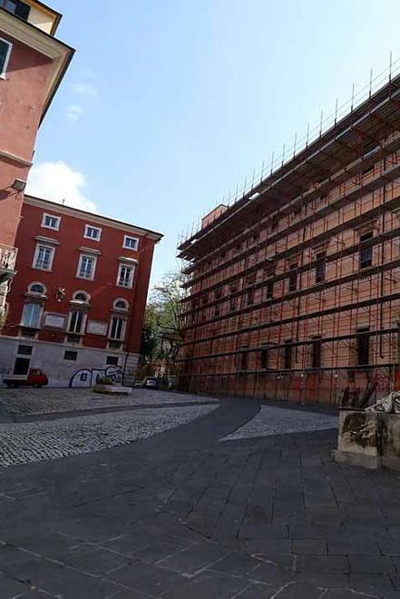 Sosta in piazza Accademia il commercio si spacca 