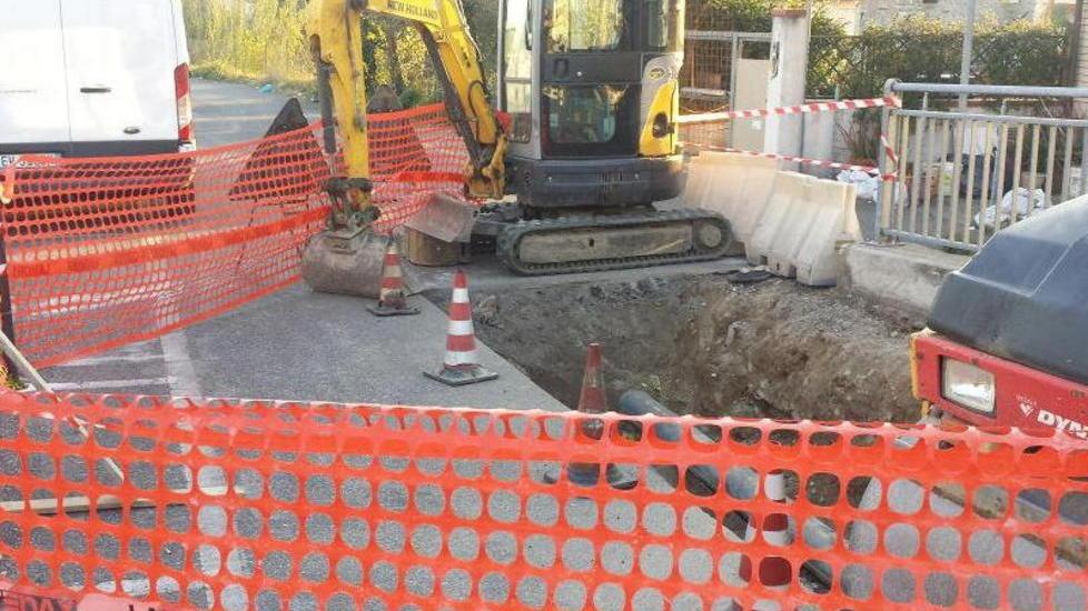 Il buco sulla carreggiata? Questione di tubi
