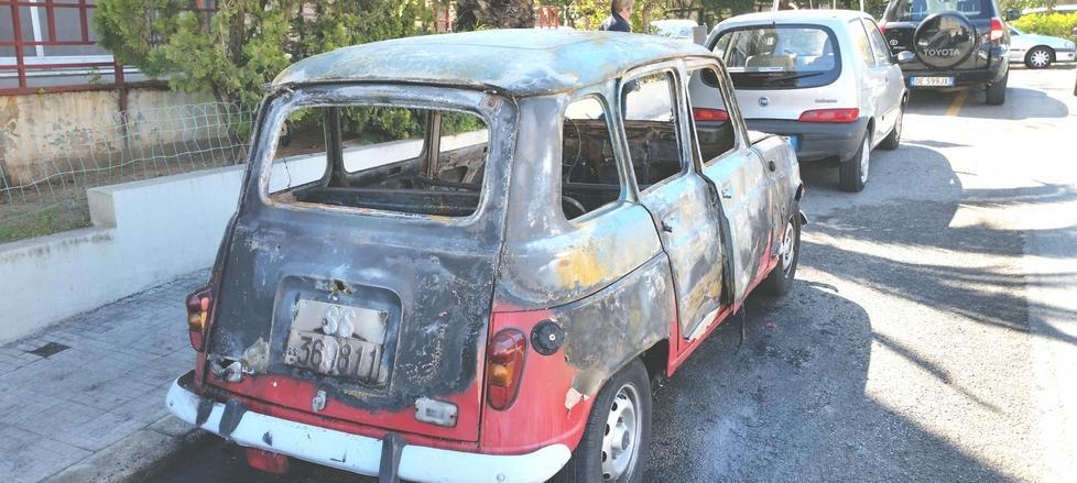 Piromani scatenati: due auto incendiate nella notte