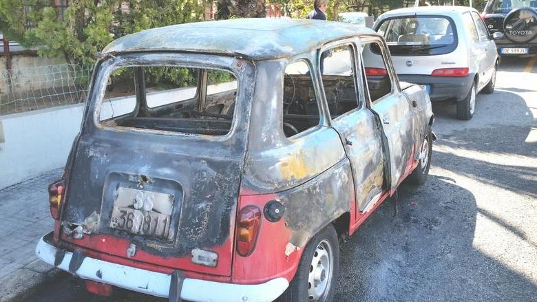 Piromani scatenati: due auto incendiate nella notte