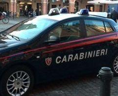 Gli ruba gli occhiali e lo prende a pugni: in manette 20enne 