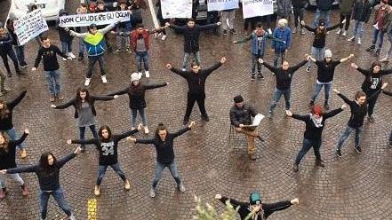 Liceo, un flash-mob sulla guerra in Siria
