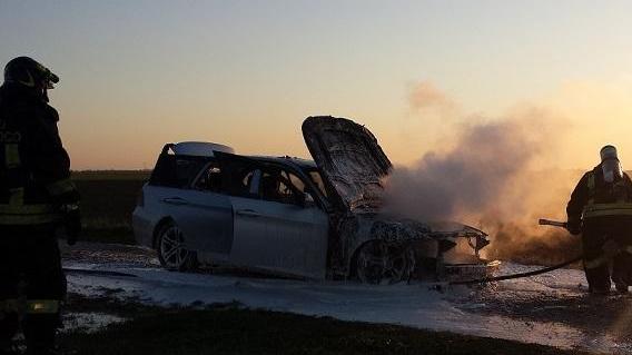 La Bmw prende fuoco dalla marmitta, l’autista si salva