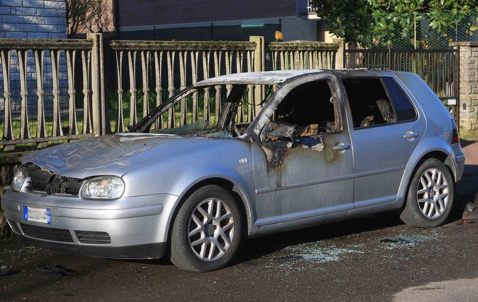 Auto data alla fiamme in strada 