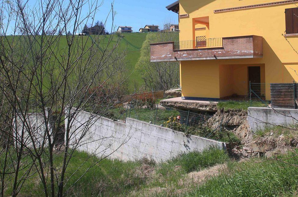«Frana, nel muro crollato c’è qualche anomalia» 
