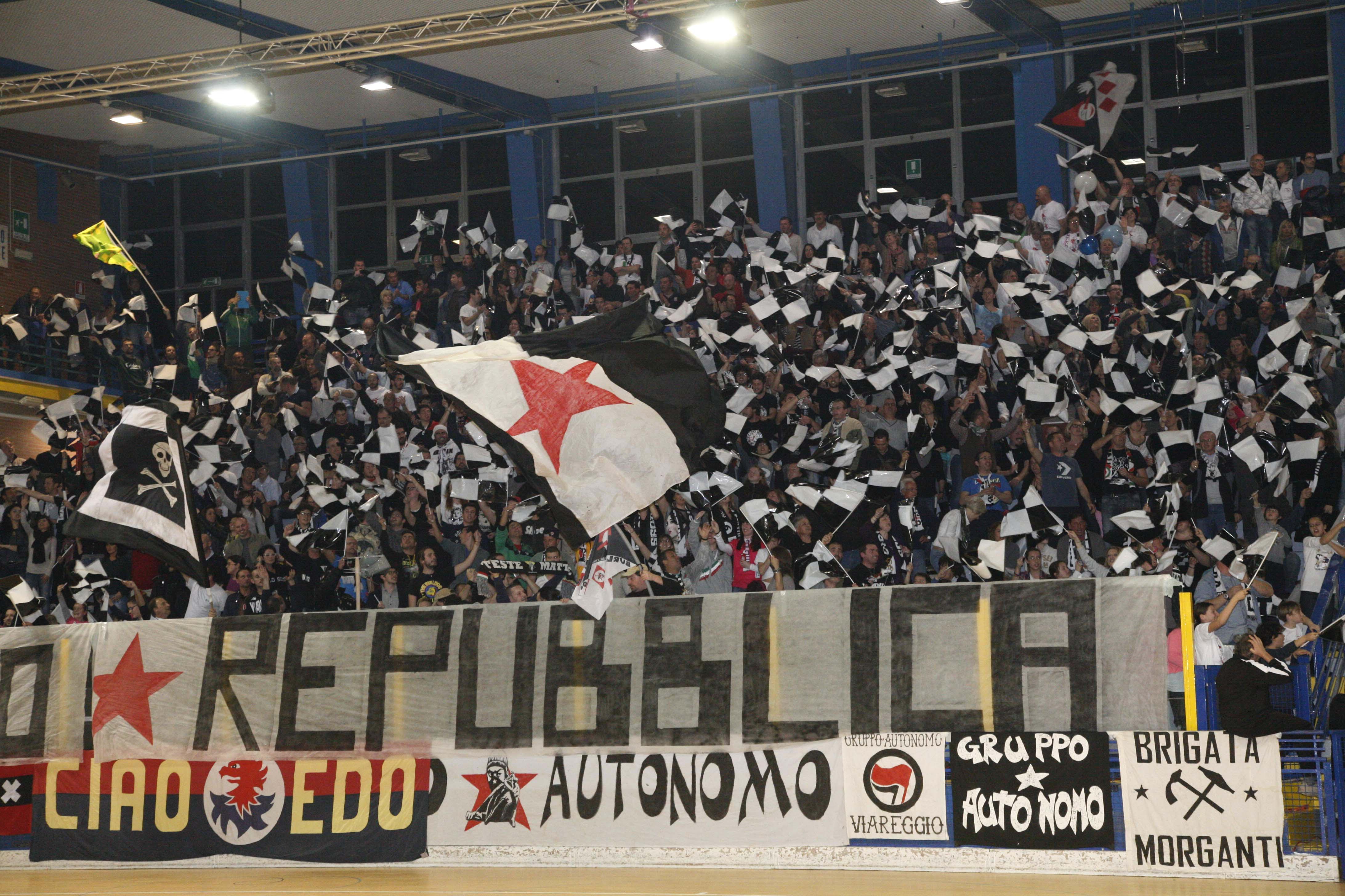 La tifoseria del Cgc Viareggio al Palazzetto durante il derby con il Forte