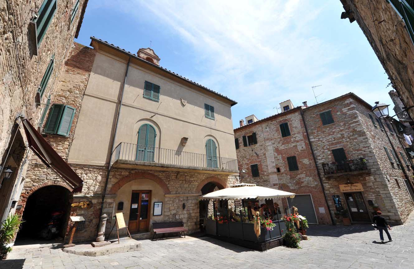 Il centro storico di Suvereto (foto Pabar)