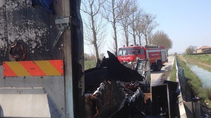 Camion va a fuoco: il rogo distrugge anche tutto il carico