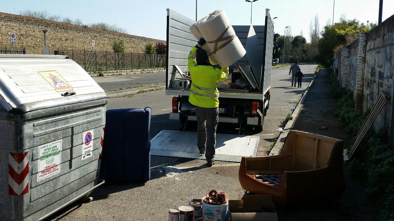 Gli addetti dell'Aams sgomberano la zona della discarica abusiva