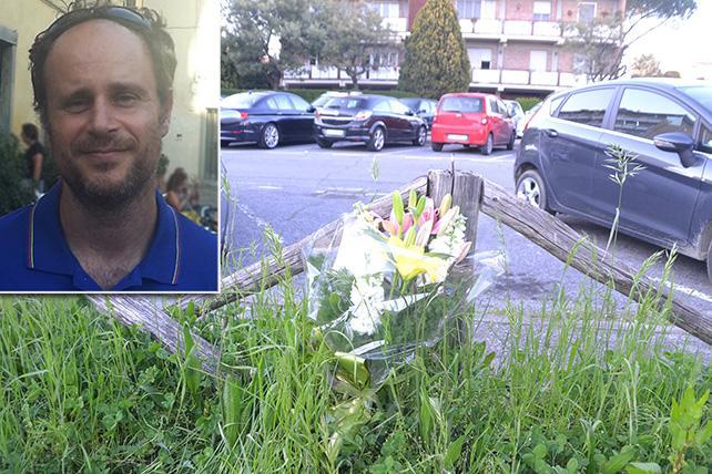 Massimo Donatini e un mazzo di fiori posato sul luogo dove è stato ucciso Sodini