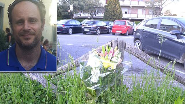 Massimo Donatini e un mazzo di fiori posato sul luogo dove è stato ucciso Sodini