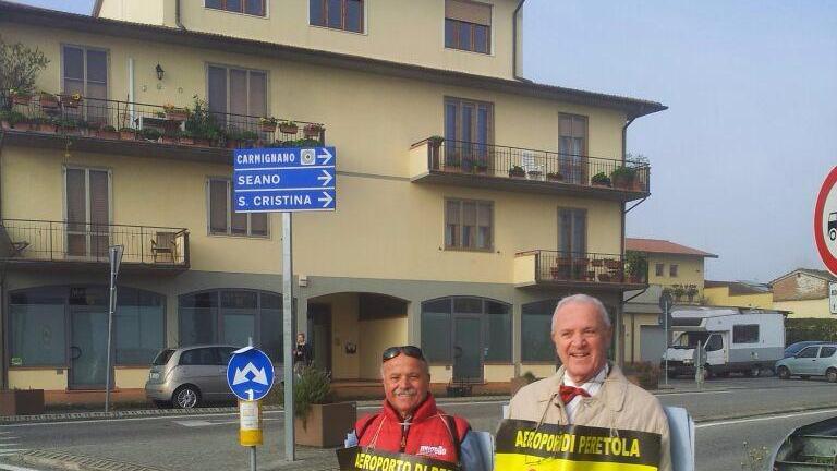 La protesta di Alessandro e Paolo Cintolesi del Comitato Oltre