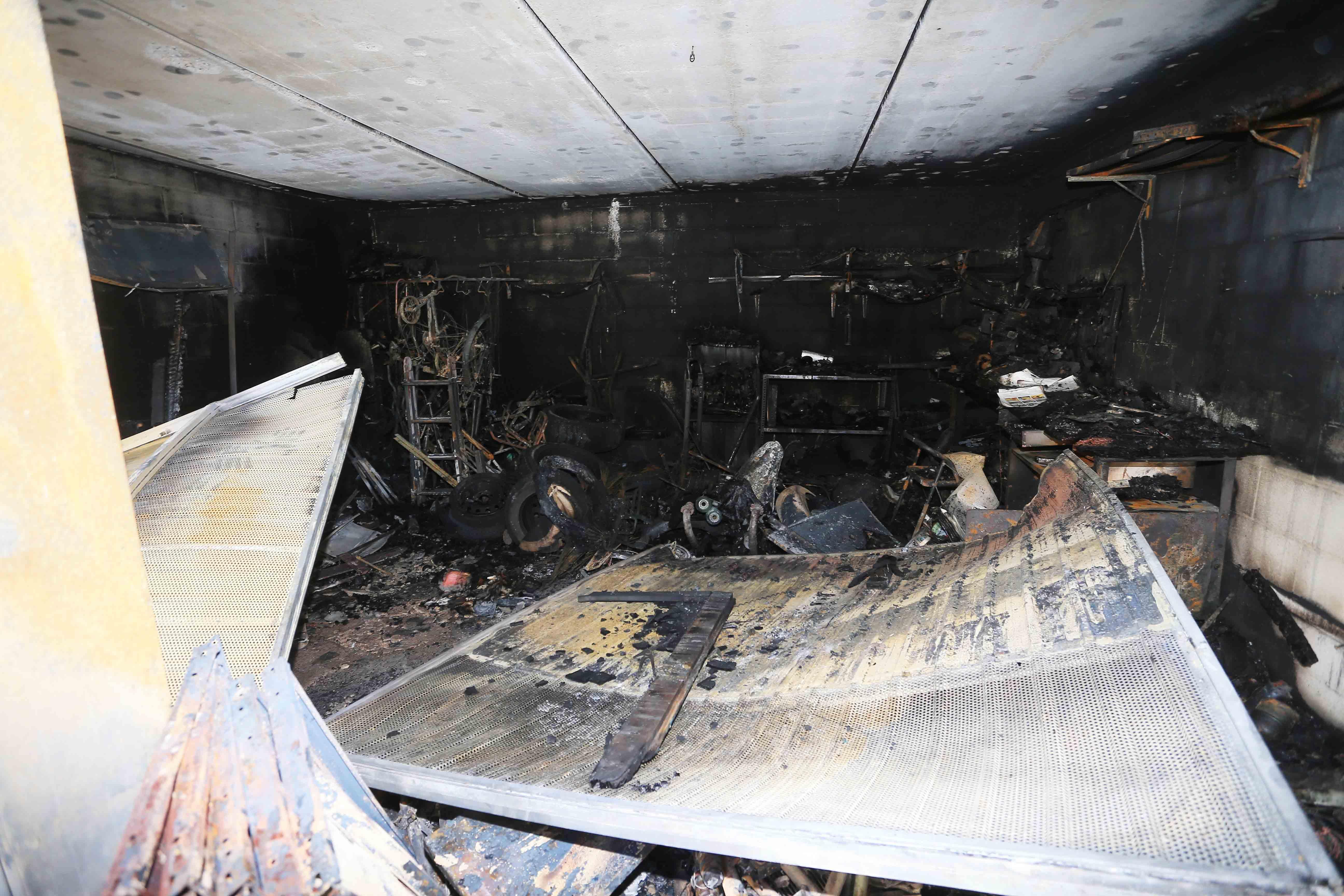 Rubano tre moto e incendiano il garage