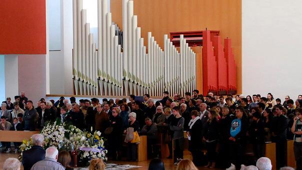 L’addio a Matteo, l’abbraccio degli amici