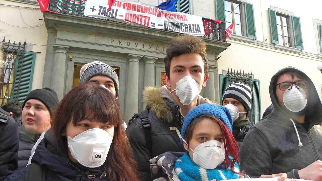 Una protesta di studenti pistoiesi contro l'amianto