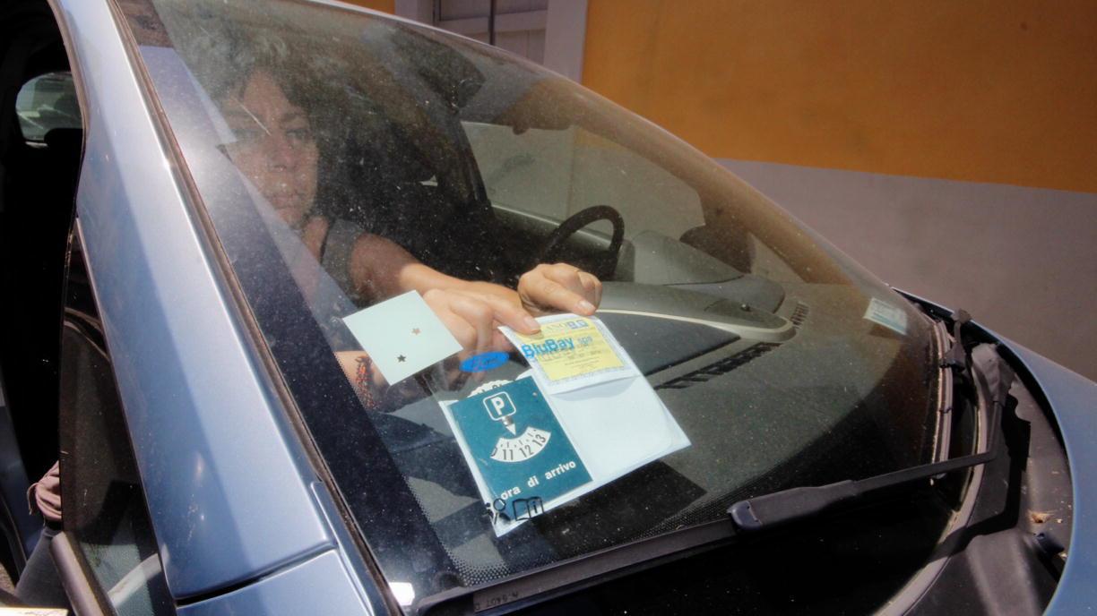 Assicurazione dell'auto: non servirà più esporla sul parabrezza
