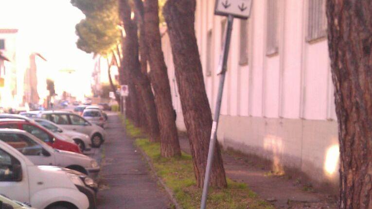 Il marciapiede dove si trovava il parcometro