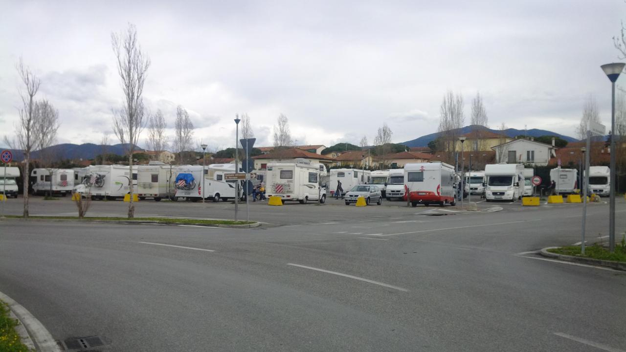 Centinaia di camper in sosta vietata